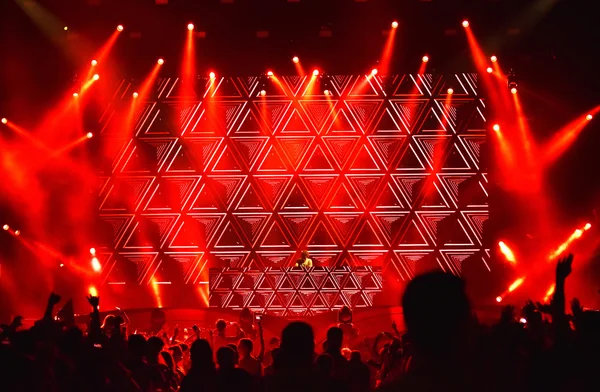 DJ förlorade frekvenser blandning live på scenen — Stockfoto