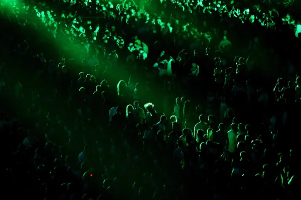 Publiek bij een concert van muziek, publiek verhogen handen omhoog — Stockfoto