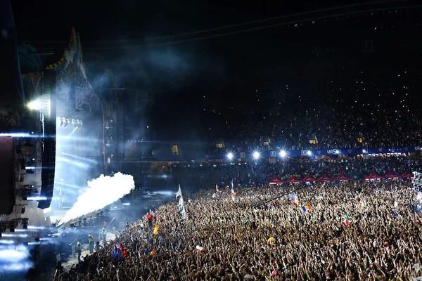 Canons à fumée émettant de la fumée sur la foule lors d'un concert — Photo