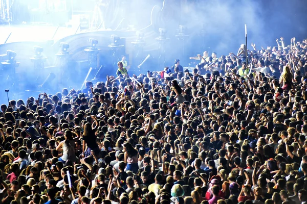 Multitud en un concierto de música, audiencia levantando las manos —  Fotos de Stock