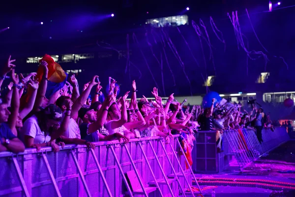 Partying crowd of people at concert — Stock Photo, Image