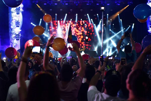 Fiesta multitud de personas en concierto — Foto de Stock