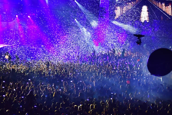 Confettis sur la foule de fête lors d'un concert live — Photo