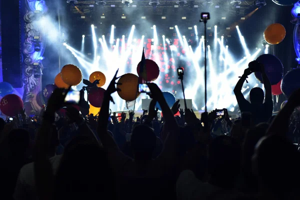 Вечеринка толпы людей на концерте — стоковое фото