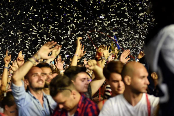 Толпа с поднятыми руками на концерте — стоковое фото