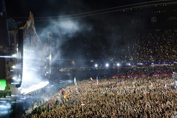 Une foule nombreuse lors d'un concert devant la scène — Photo