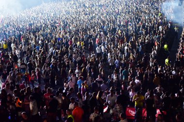kalabalık seyirci kadar eller yükselterek bir müzik konserinde