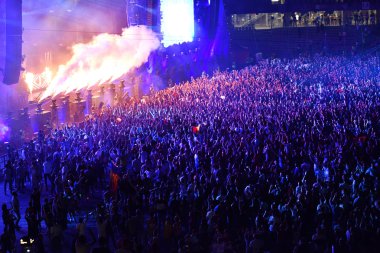 kalabalık seyirci kadar eller yükselterek bir müzik konserinde