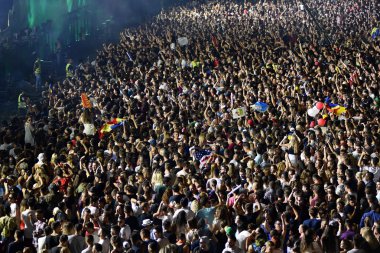 Kalabalık insan sahne önünde bir konserde