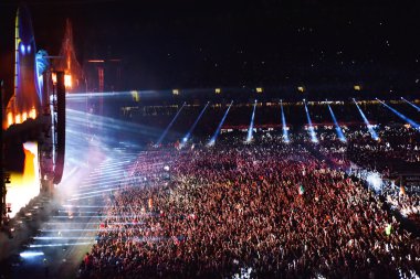 Kalabalık insan sahne önünde bir konserde