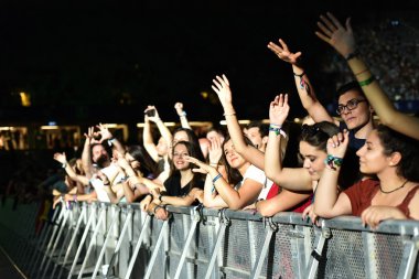 Kişilik konser, parti kalabalık