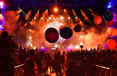 Kişilik konser, parti kalabalık