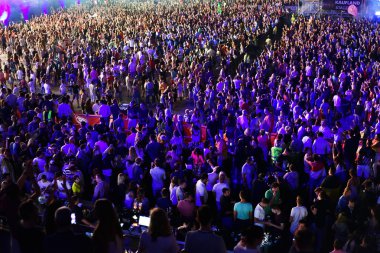 Kişilik konser, parti kalabalık