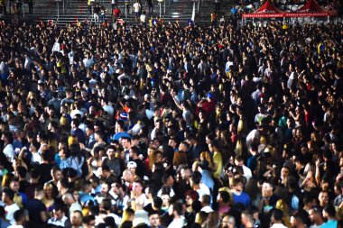 kalabalık seyirci kadar eller yükselterek bir müzik konserinde
