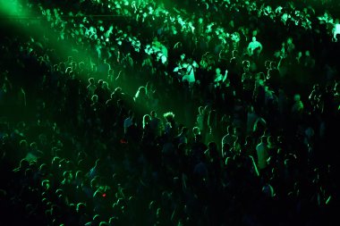 kalabalık seyirci kadar eller yükselterek bir müzik konserinde