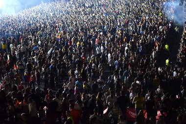 kalabalık seyirci kadar eller yükselterek bir müzik konserinde
