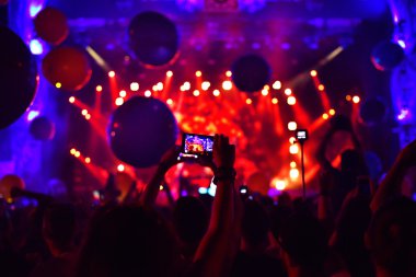 Canlı con olarak akıllı telefonları ile fotoğraf çekmek insanlar silüeti