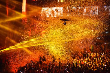 Konfeti bir konser sırasında parti kalabalık üzerinde