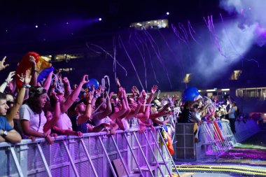 Kişilik konser, parti kalabalık