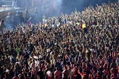 Kişilik konser, parti kalabalık