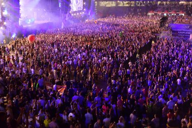 Kişilik konser, parti kalabalık