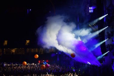 Sahne Alanı'nda duman yayan duman topları