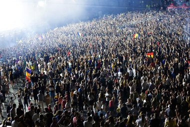 kalabalık seyirci kadar eller yükselterek bir müzik konserinde