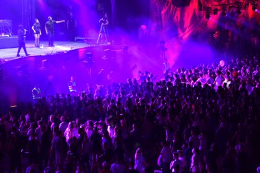 Bir konserde dans insan kalabalığı
