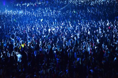 kalabalık seyirci kadar eller yükselterek bir müzik konserinde