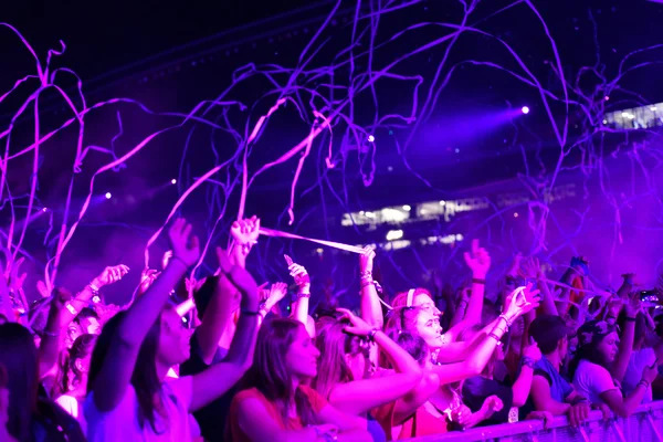 Fiesta multitud de personas en concierto —  Fotos de Stock