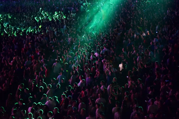 Multitud en un concierto de música, audiencia levantando las manos —  Fotos de Stock
