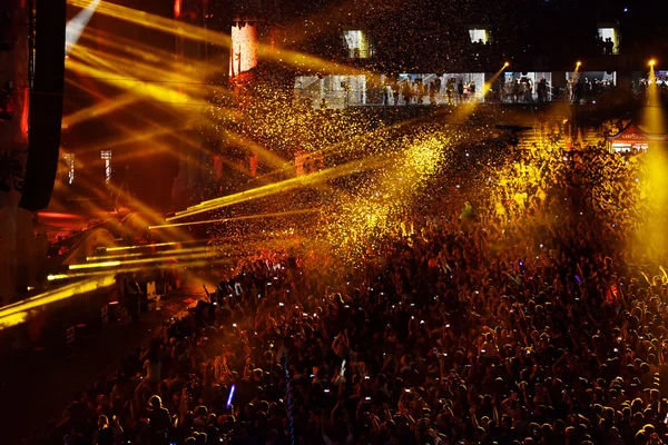 Konfetti över festande publiken under en live konsert — Stockfoto