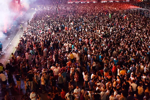Large crowd of people at a concert in the front of the stage — Stock Photo, Image