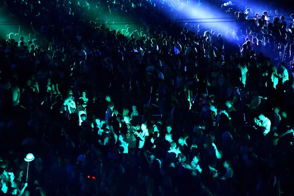 Multidão em um concerto de música, público levantando as mãos — Fotografia de Stock