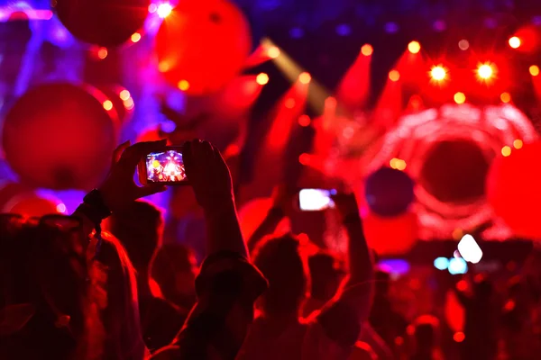 Silueta lidí fotografování s chytrými telefony na živé con — Stock fotografie