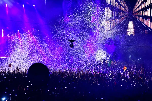 Konfeti bir konser sırasında parti kalabalık üzerinde — Stok fotoğraf