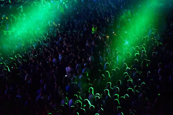 Multitud en un concierto de música, audiencia levantando las manos — Foto de Stock