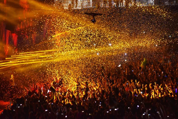 Confetti sulla folla festaiola durante un concerto dal vivo — Foto Stock