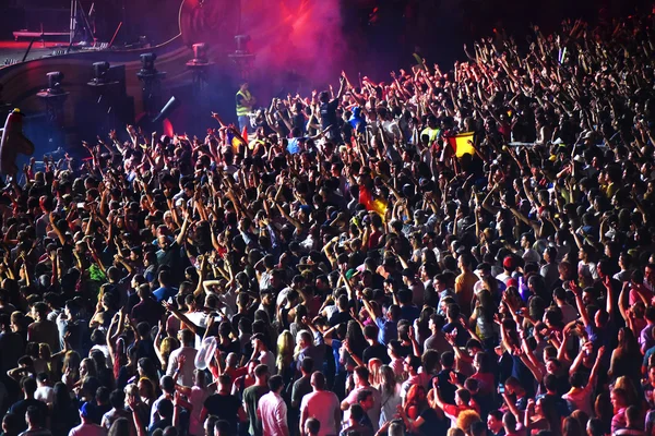 Multidão de pessoas em festa no concerto — Fotografia de Stock
