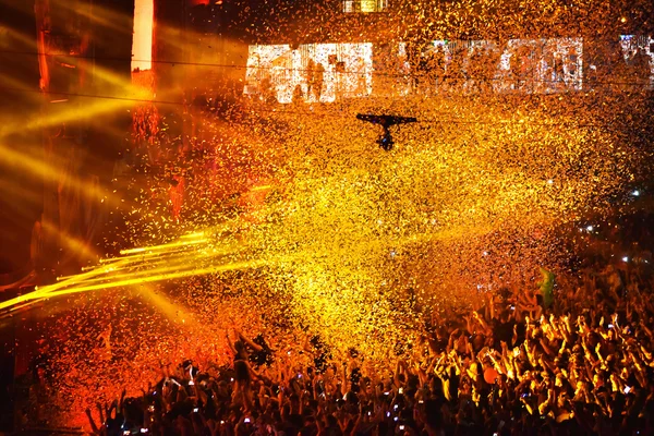 Confetti sobre fiesta multitud durante un concierto en vivo —  Fotos de Stock