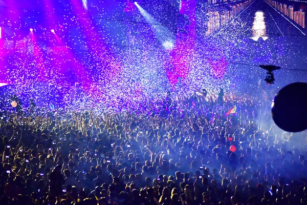 Confettis sur la foule de fête lors d'un concert live — Photo