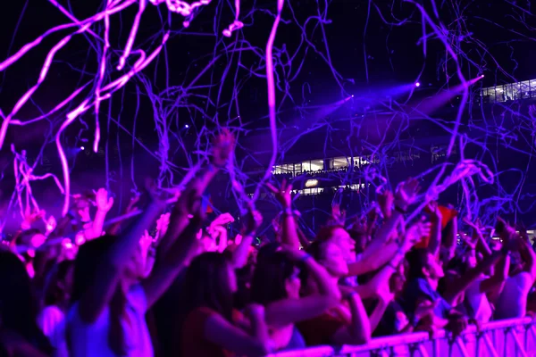 コンサートでの人々 のパーティー群衆 — ストック写真
