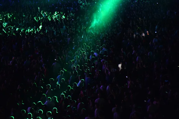 Πλήθος σε μια μουσική συναυλία, κοινό, υψώνοντας τα χέρια — Φωτογραφία Αρχείου