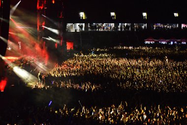 Kalabalık bir stadyumda eğlenmek