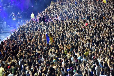 Kalabalık bir stadyumda eğlenmek