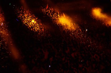 Kalabalık bir stadyumda eğlenmek