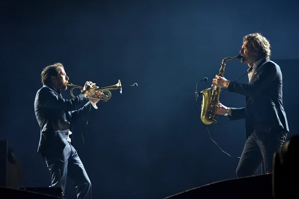 Parov Stelar banda realiza um concerto ao vivo no palco — Fotografia de Stock