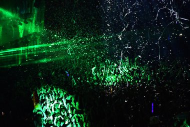 Kalabalık sahnede üzerinden konfeti atma