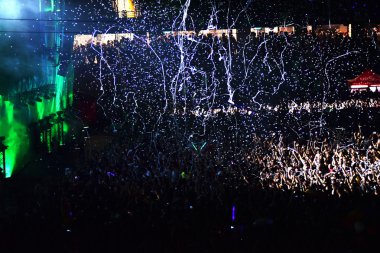 Kalabalık sahnede üzerinden konfeti atma