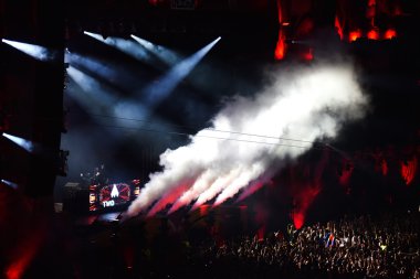Dj Sahne Alanı'ndaki insanlar kalabalığın önünde loive karıştırma